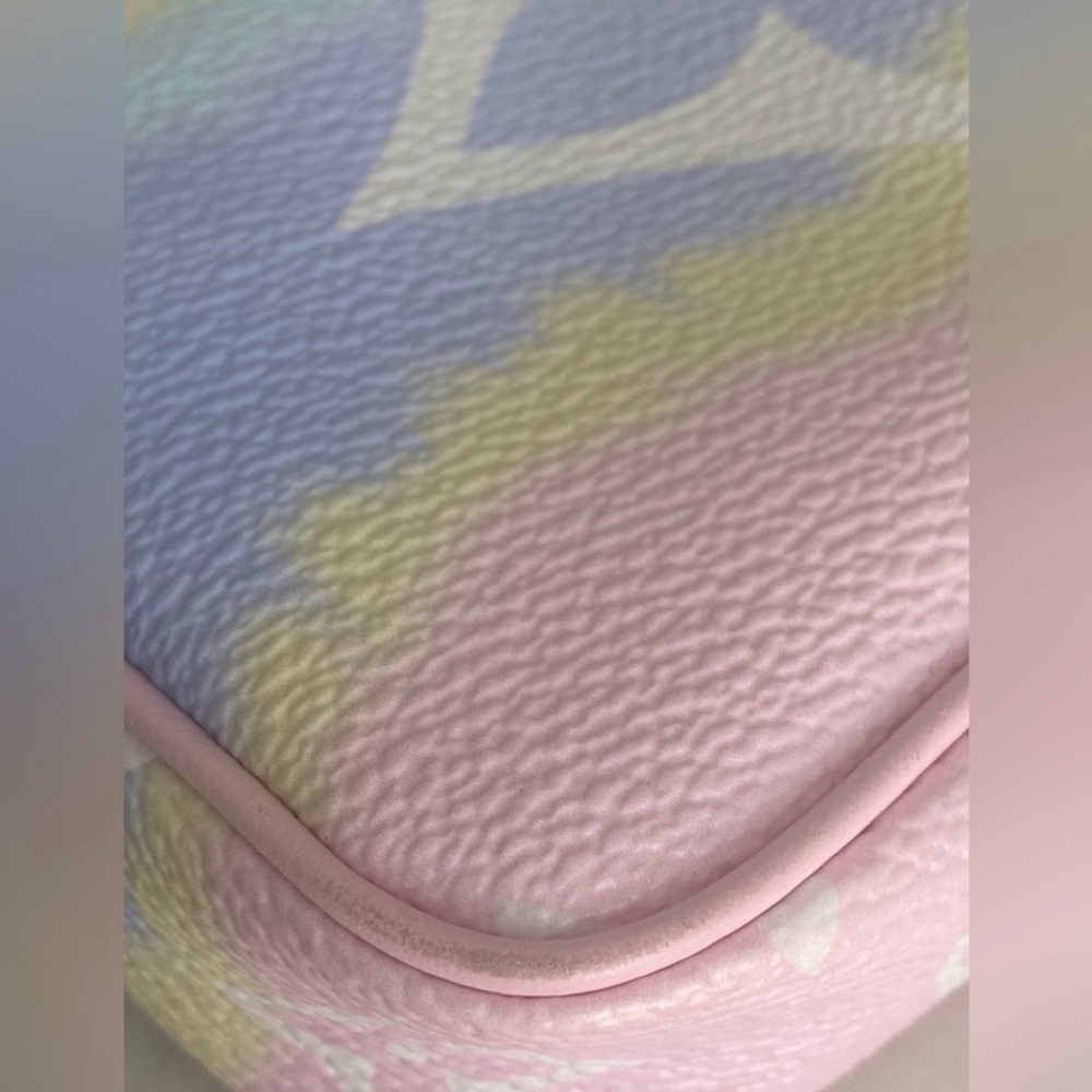 ❤️❤️SOLD❤️❤️Louis Vuitton Monogram Escale Mini Pochette - Picture 7 of 10